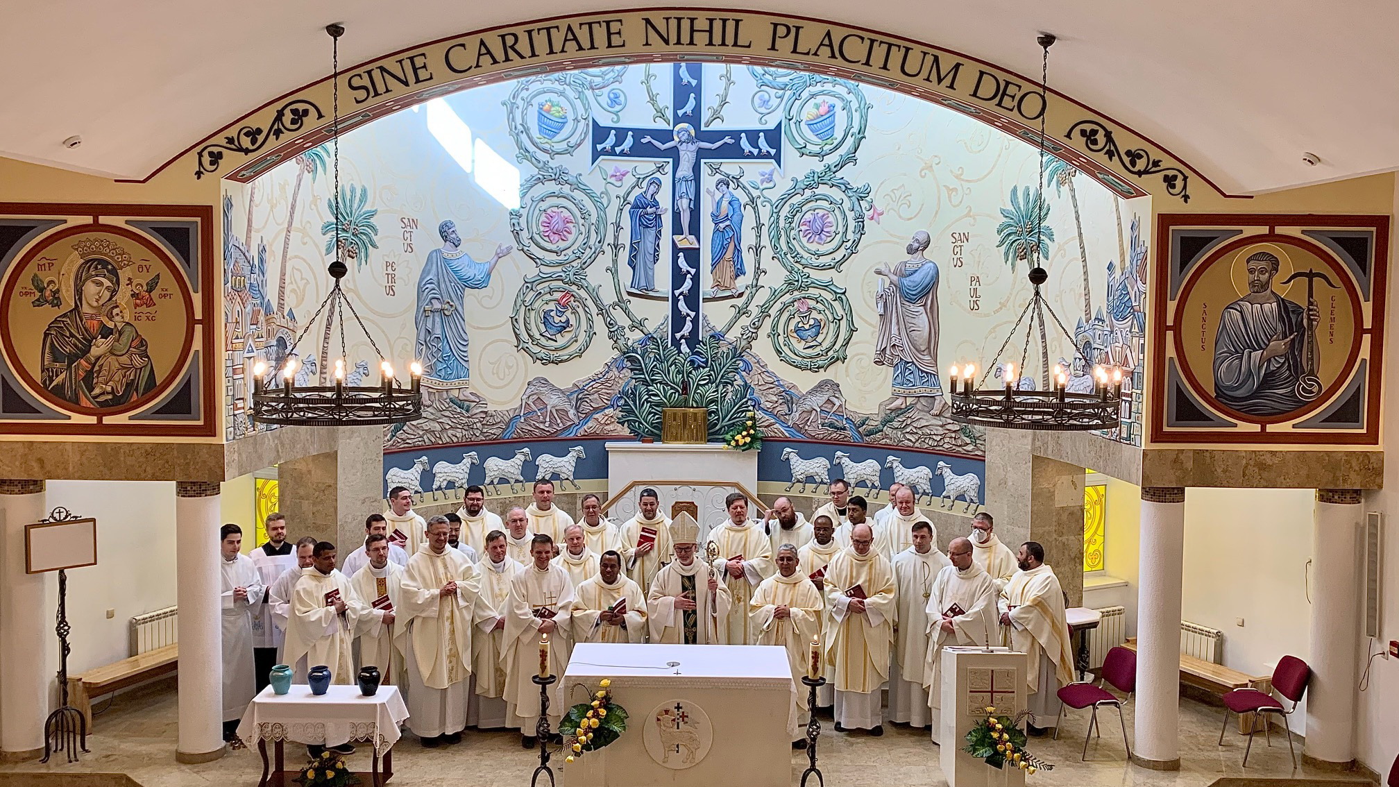 Прага чехия храм девы марии. Храм девы марии нови сад изнутри. Статуя девы марии кёсег. Часовня девы марии в уэльском соборе. Приход девы.